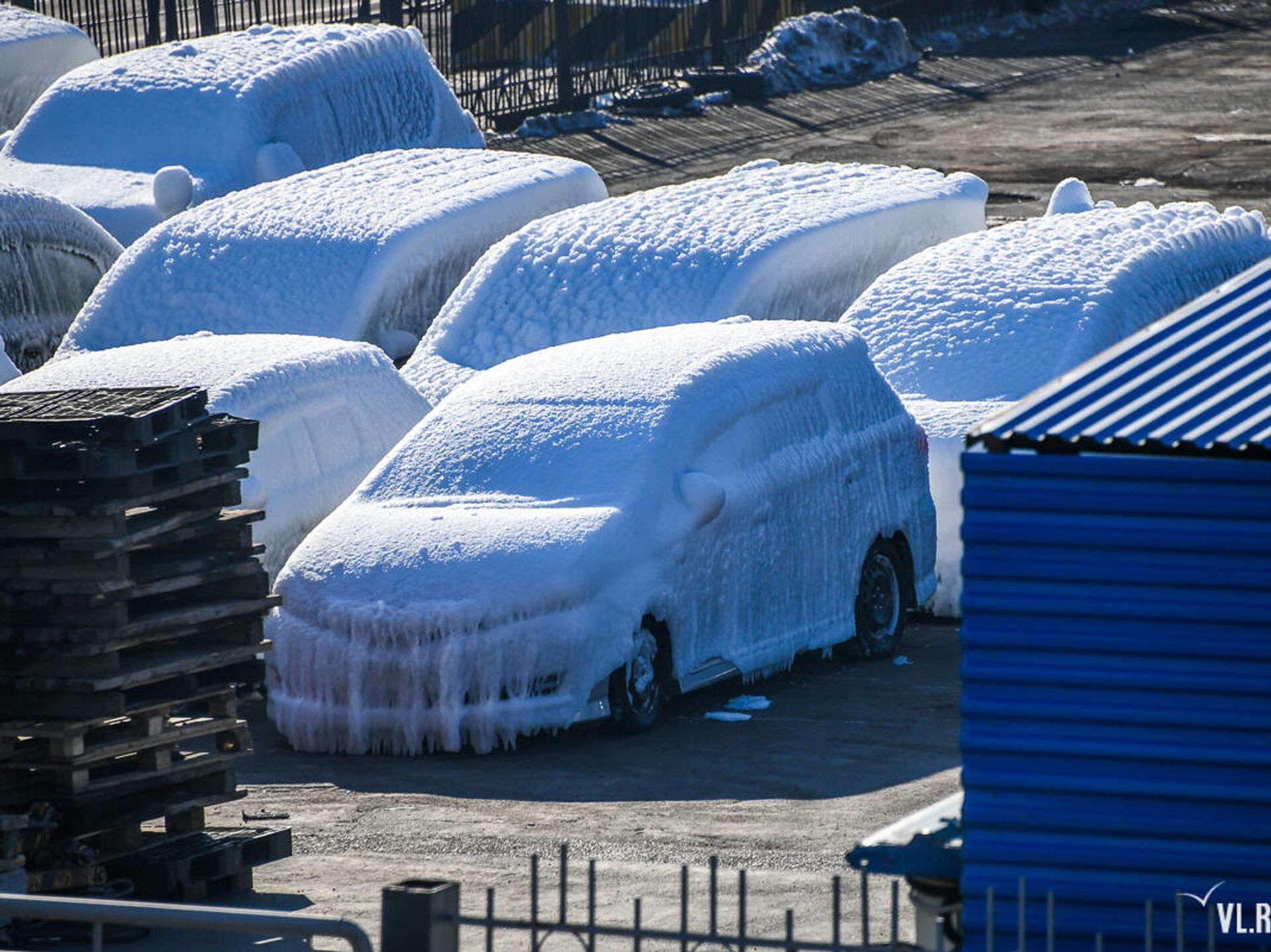 Обледеневшие машины во Владивостоке из Японии