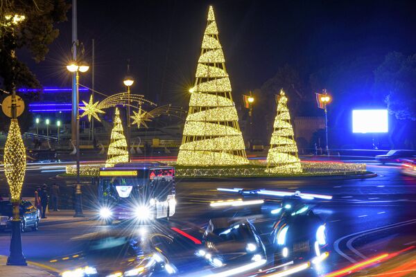 Елка на площади Азнефти в Баку. - Sputnik Азербайджан