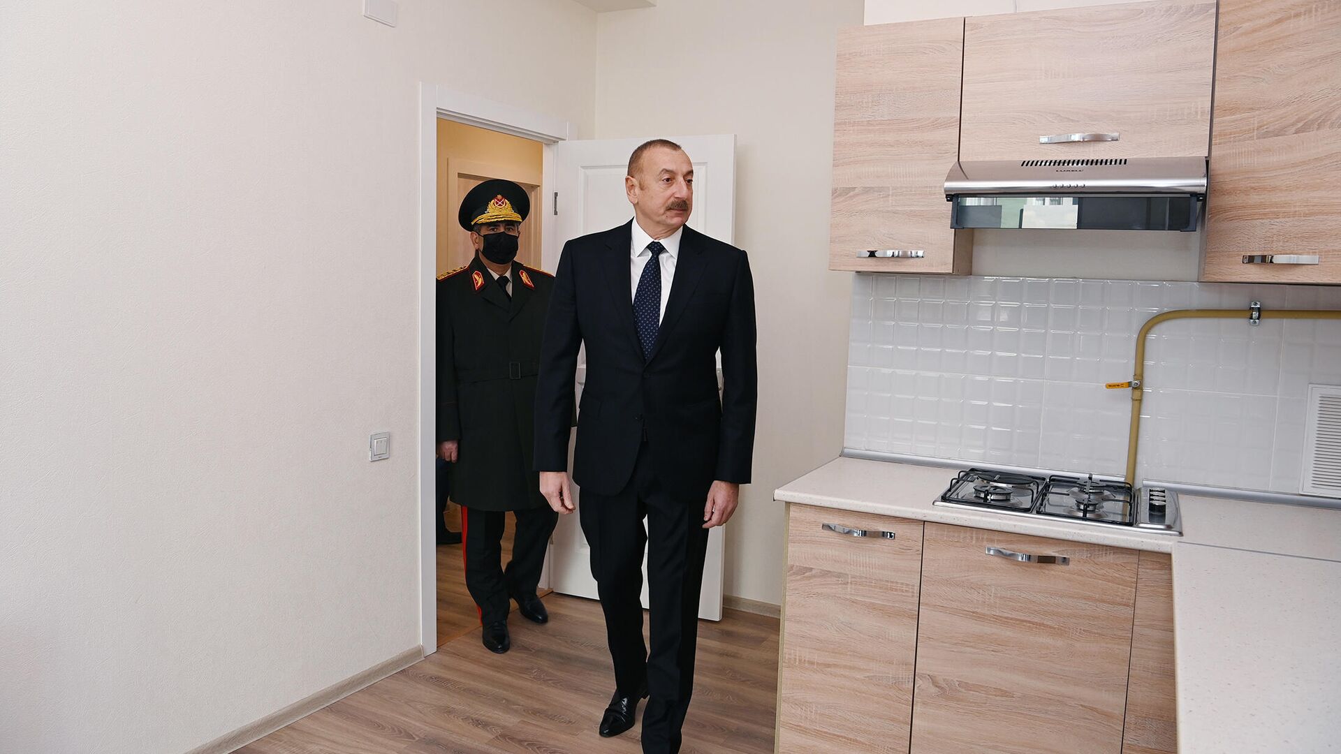 
Президент Ильхам Алиев ознакомился с квартирами cданными в пользование квартиры для военнослужащих в Говсанском и Ясамальском жилых комплексах ГАЖС - Sputnik Азербайджан, 1920, 29.12.2021