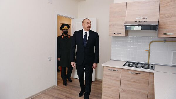 
Президент Ильхам Алиев ознакомился с квартирами cданными в пользование квартиры для военнослужащих в Говсанском и Ясамальском жилых комплексах ГАЖС - Sputnik Азербайджан