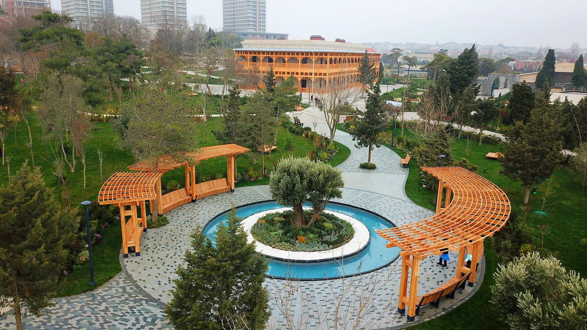 Bakıda Nizami Gəncəvi parkı - Sputnik Азербайджан, 1920, 21.01.2022
