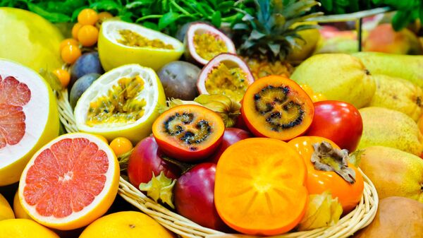 Корзина со свежими экзотическими фруктами - Sputnik Азербайджан