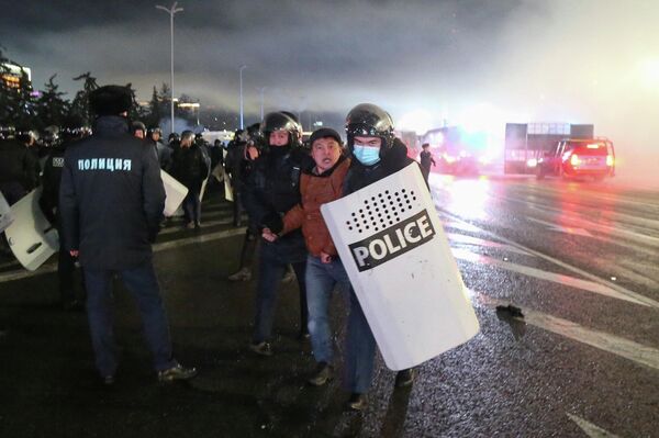 Казахстанские правоохранители задержали мужчину во время акции протеста. - Sputnik Азербайджан