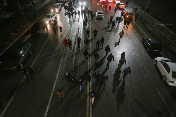 Люди идут по дороге во время акции протеста. - Sputnik Азербайджан