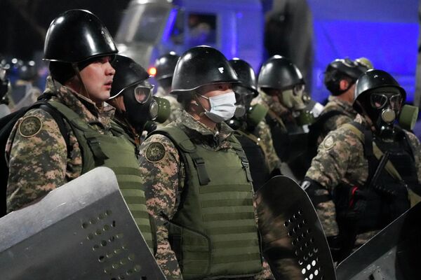 Полицейские во время акции протесты в Алматы. - Sputnik Азербайджан