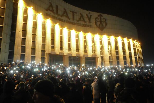 Протестующие в центре Алматы. - Sputnik Азербайджан