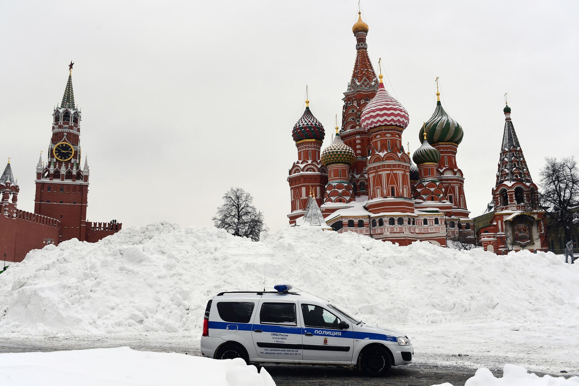 Спасская башня (слева) и храм Василия Блаженного в Москве - Sputnik Азербайджан, 1920, 21.03.2025