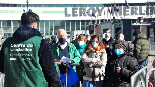 Местные жители стоят в очереди на вакцинацию от коронавируса в центре вакцинодром на стадионе Стад де Франс - Sputnik Азербайджан