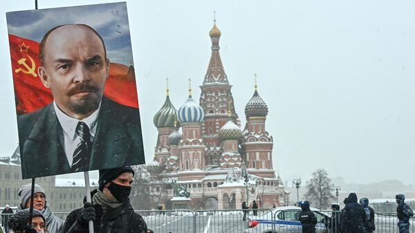 Moskvada Qırmızı meydanda əlində Leninin portreti olan kişi, arxiv şəkli - Sputnik Azərbaycan