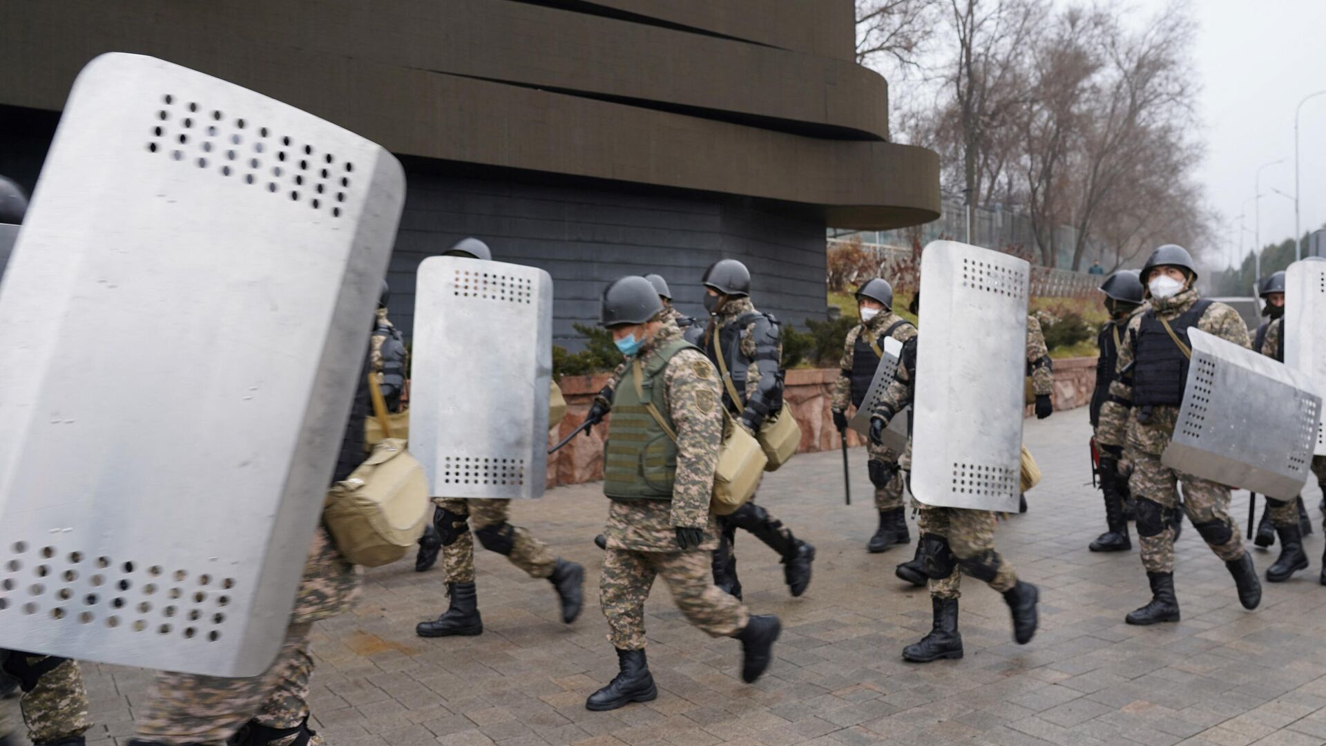 Сотрудники полиции во время акции протеста против повышения цен на газ в Алма-Ате, Казахстан - Sputnik Азербайджан, 1920, 05.01.2022