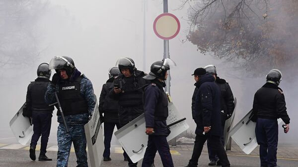 Сотрудники полиции во время акции протеста против повышения цен на газ в Алма-Ате, Казахстан - Sputnik Азербайджан