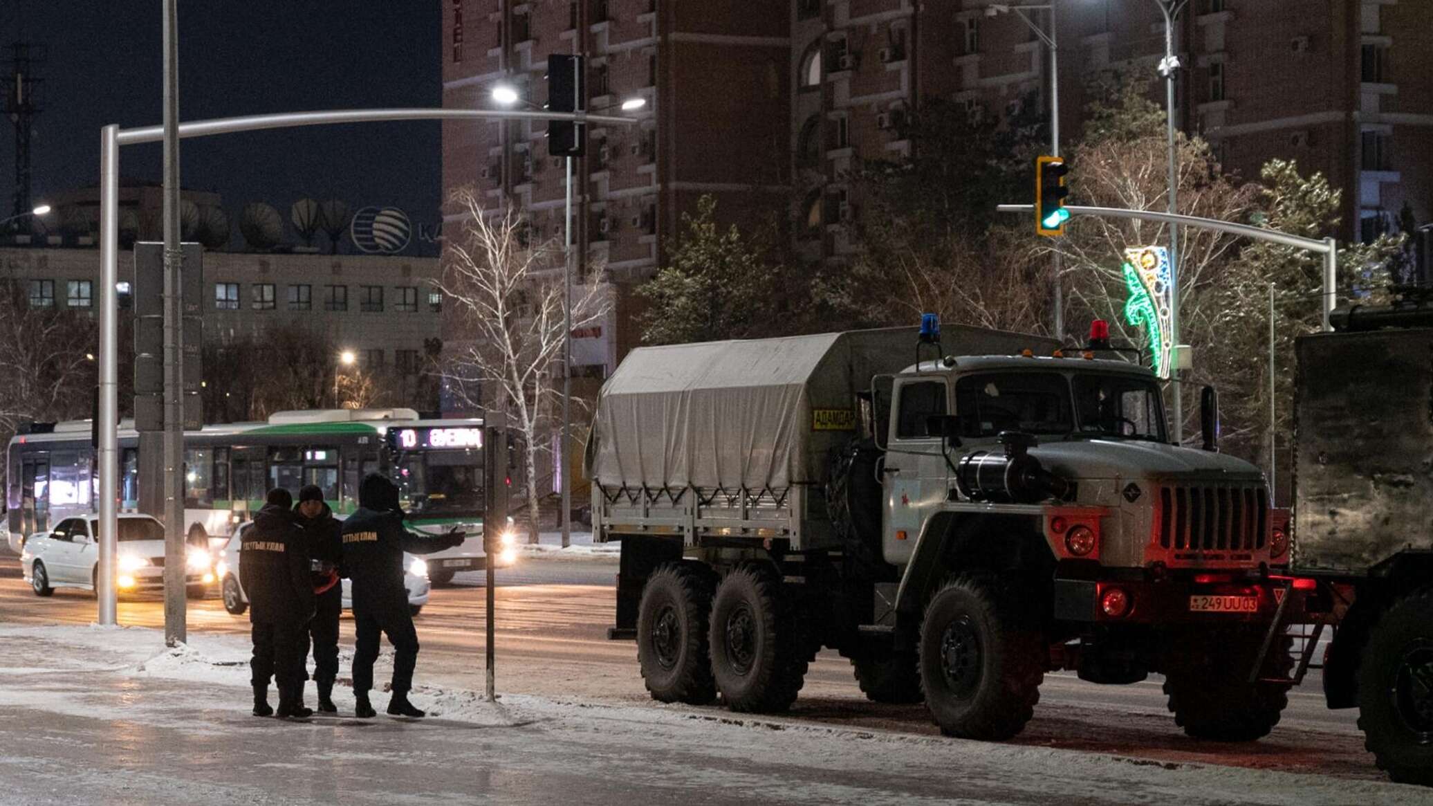 Казахстан ввел. Военная техника в Казахстане протесты. Военный переворот в Казахстане 2022. Мародерство на аэродроме Казахстана. Бронемашина ot.