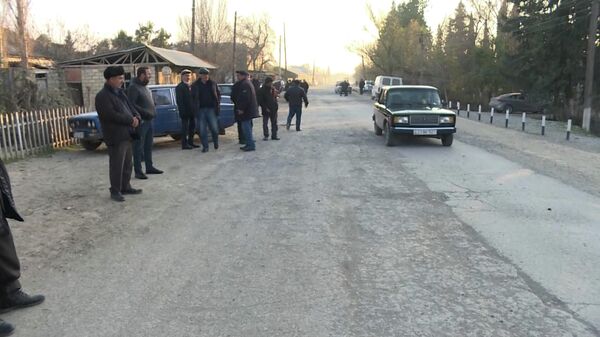 Попользовались и бросили: гёйчайцы требуют ремонта жизненно важной дороги - видео - Sputnik Азербайджан