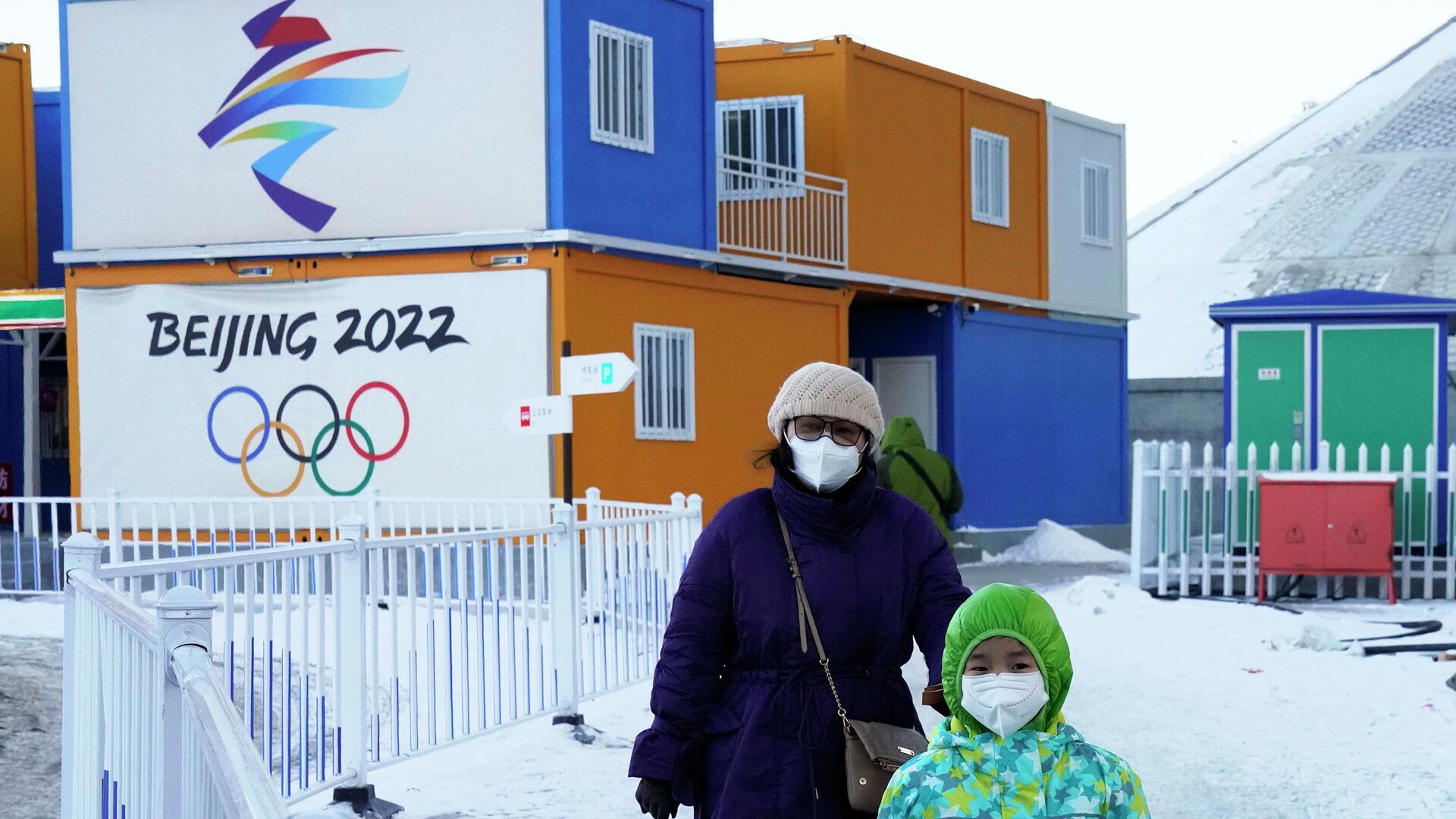 Женщина с ребенком на фоне логотипа Зимних олимпийских игр Пекин-2022, фото из архива - Sputnik Азербайджан, 1920, 06.01.2022
