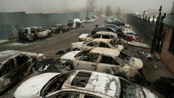 Сожженые автомобили в Казахстане - Sputnik Азербайджан