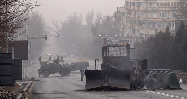 Военнослужащие и их военная техника блокируют улицу в центре Алматы. - Sputnik Азербайджан