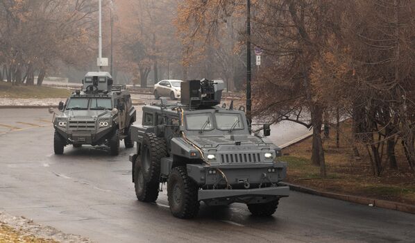 Almatının mərkəzində zirehli patrul maşınları. - Sputnik Azərbaycan