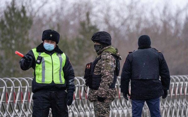 Казахстанские правоохранители стоят на блокпосту в Нур-Султане, Казахстан. - Sputnik Азербайджан