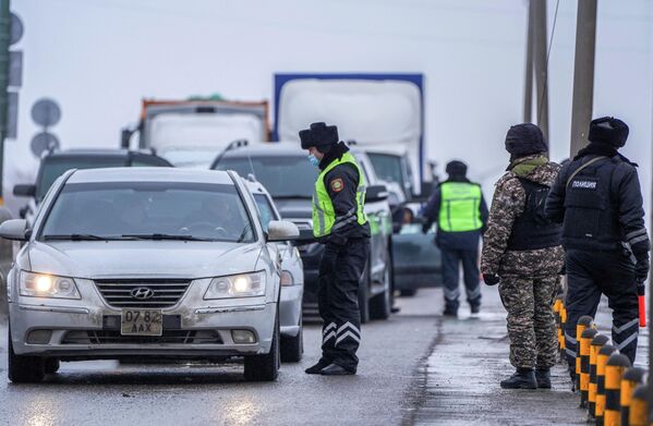 Казахстанские правоохранители на блокпосту в Нур-Султане, Казахстан. - Sputnik Азербайджан