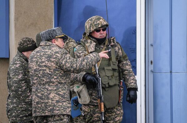 Казахстанские правоохранители дежурят на блокпосту. - Sputnik Азербайджан