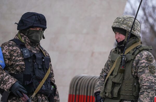 Казахстанские военнослужающие дежурят на блокпосту. - Sputnik Азербайджан