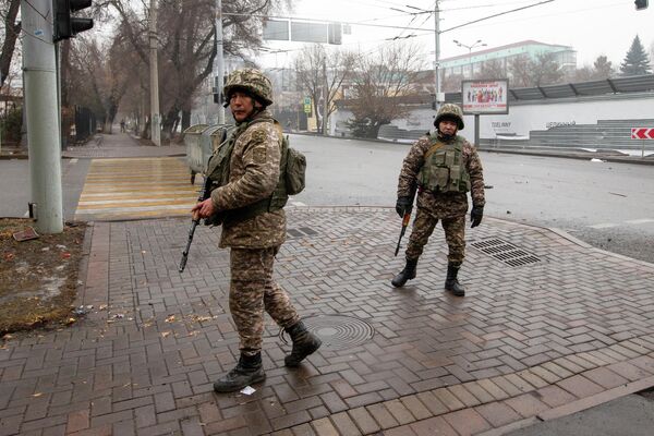 Военнослужающие патрулируют улицу после столкновений в Алматы, Казахстан. - Sputnik Азербайджан