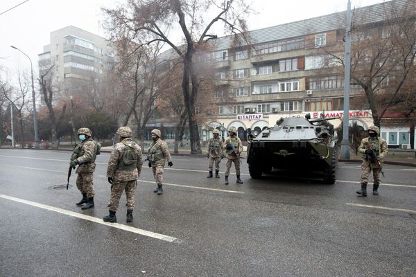 Военнослужающие патрулируют улицу после столкновений в Алматы, Казахстан. - Sputnik Азербайджан