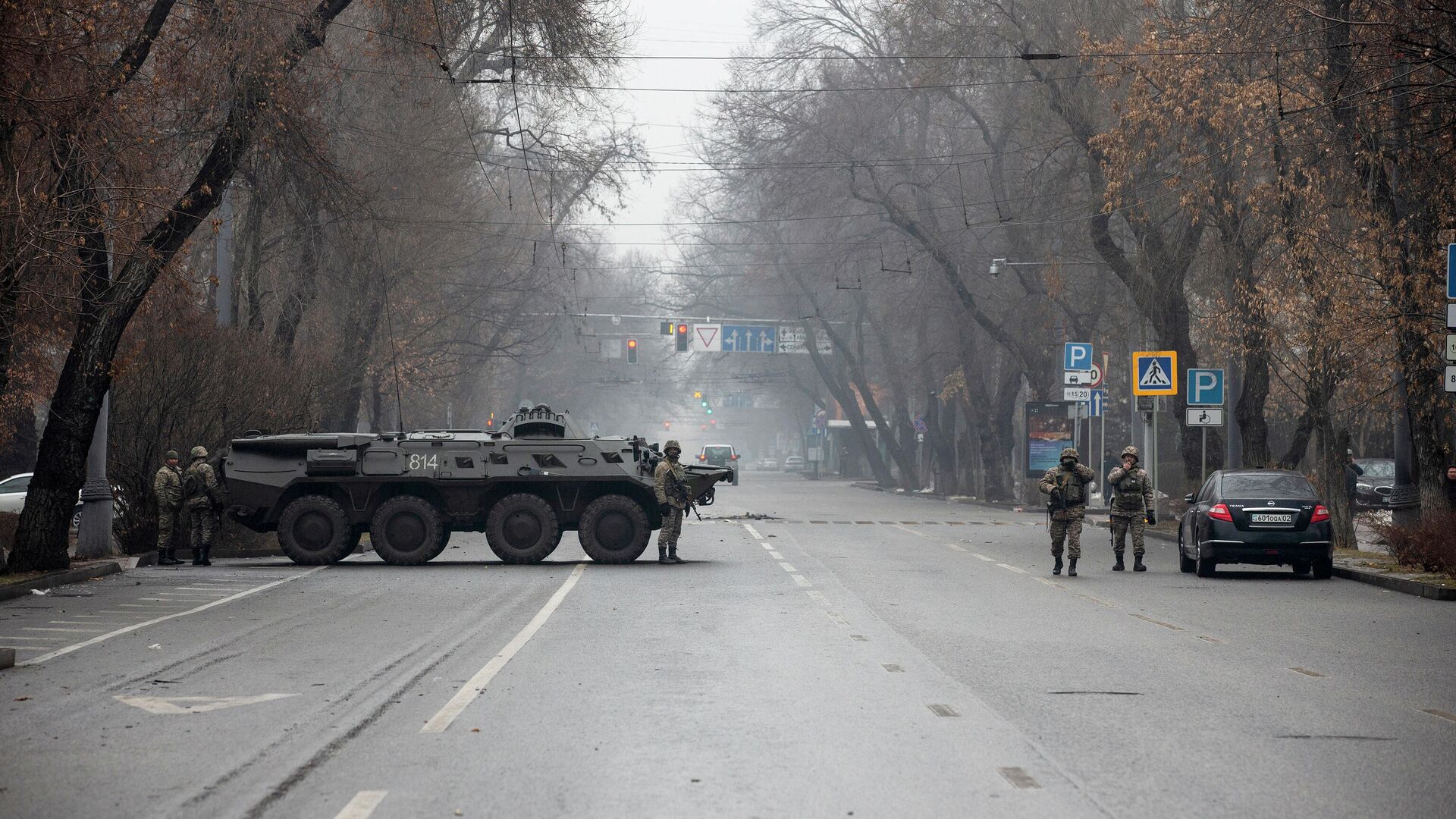 Военнослужащие дежурят на одной из улиц в Алматы (7 января 2022). Казахстан - Sputnik Азербайджан, 1920, 09.01.2022