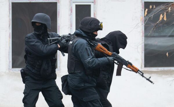 Полицейские задерживают мужчину на улице Байтурсынова в Алма-Ате. - Sputnik Азербайджан