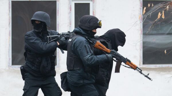 Полицейские задерживают мужчину на улице Байтурсынова в Алма-Ате - Sputnik Азербайджан