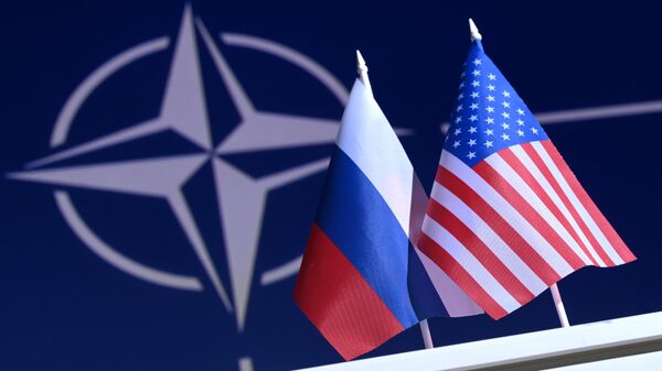 Флаги России и США на фоне символа НАТО - Sputnik Азербайджан