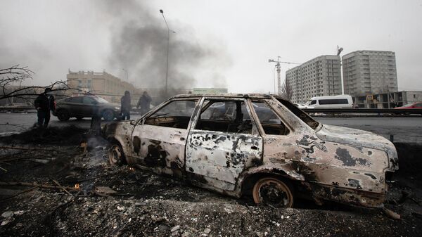 Сгоревший во время протестов автомобиль на улице в Алматы, Казахстан, 9 января 2022 года - Sputnik Азербайджан