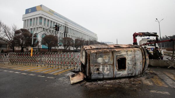 Сгоревший во время протестов автомобиль на улице в Алматы, Казахстан, 7 января 2022 года - Sputnik Азербайджан