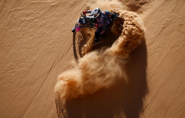 KTM baykeri Tomas Preus Səudiyyə Ərəbistanında keçirilən “Dakar-2022”  rallisinin 8-ci mərhələsində iştirak edir. - Sputnik Azərbaycan
