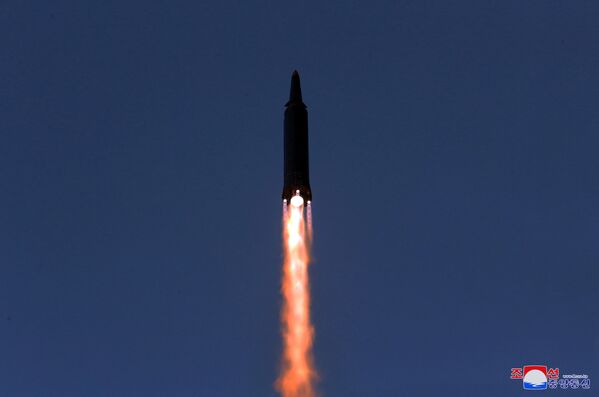 Это уже второе испытание вооружений, проведенное Северной Кореей в этом году. Предыдущий пуск состоялся 5 января также из провинции Чагандо. Позже КНДР сообщила, что испытала сверхзвуковую ракету, которая пролетела 700 километров и &quot;точно попала в цель&quot;. - Sputnik Азербайджан