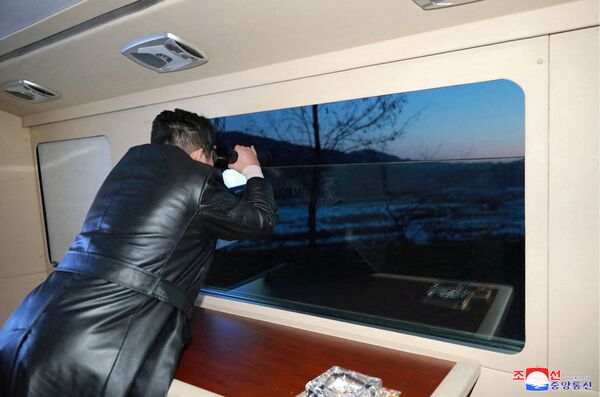 Лидер КНДР Ким Чен Ын во время запуска ракеты в КНДР. - Sputnik Азербайджан