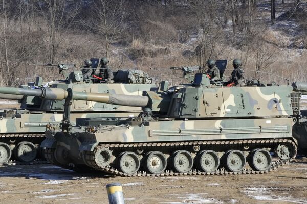 Южнокорейские самоходно-артиллерийские установки класса самоходных гаубиц K-9 на границе с КНДР. - Sputnik Азербайджан