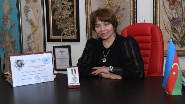 Известную азербайджанскую актрису Сугру Багирзаде совет по общественным наградам ООН наградил медалью Леонардо да Винчи - Sputnik Азербайджан
