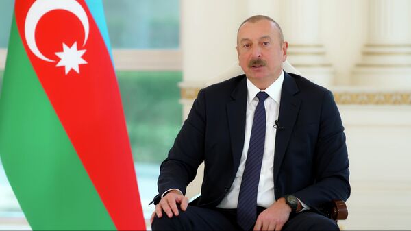 Президент Ильхам Алиев во время интервью местным телеканалам - Sputnik Азербайджан