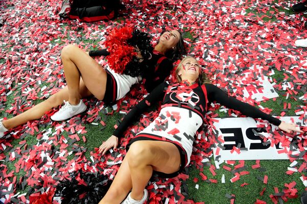 Девушки из группы поддержки Georgia Bulldogs после победы их команды над Alabama Crimson Tide. - Sputnik Азербайджан