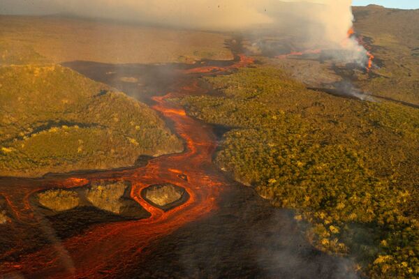 Ekvadorun İzabela adasında Volf vulkanının püskürməsindən sonra lavanın yüksəklikdən görünüşü. - Sputnik Azərbaycan