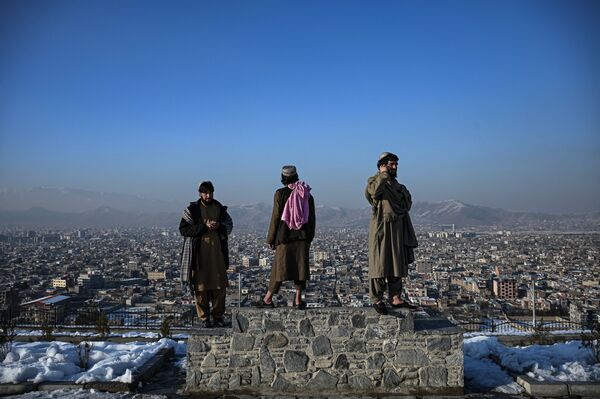 Члены движения &quot;Талибан&quot;* стоят на холме Вазир Акбар Хан в Кабуле. - Sputnik Азербайджан