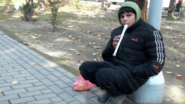 11 yaşlı Kamran tütək çalıb atasına dərman pulu yığır - Sputnik Azərbaycan