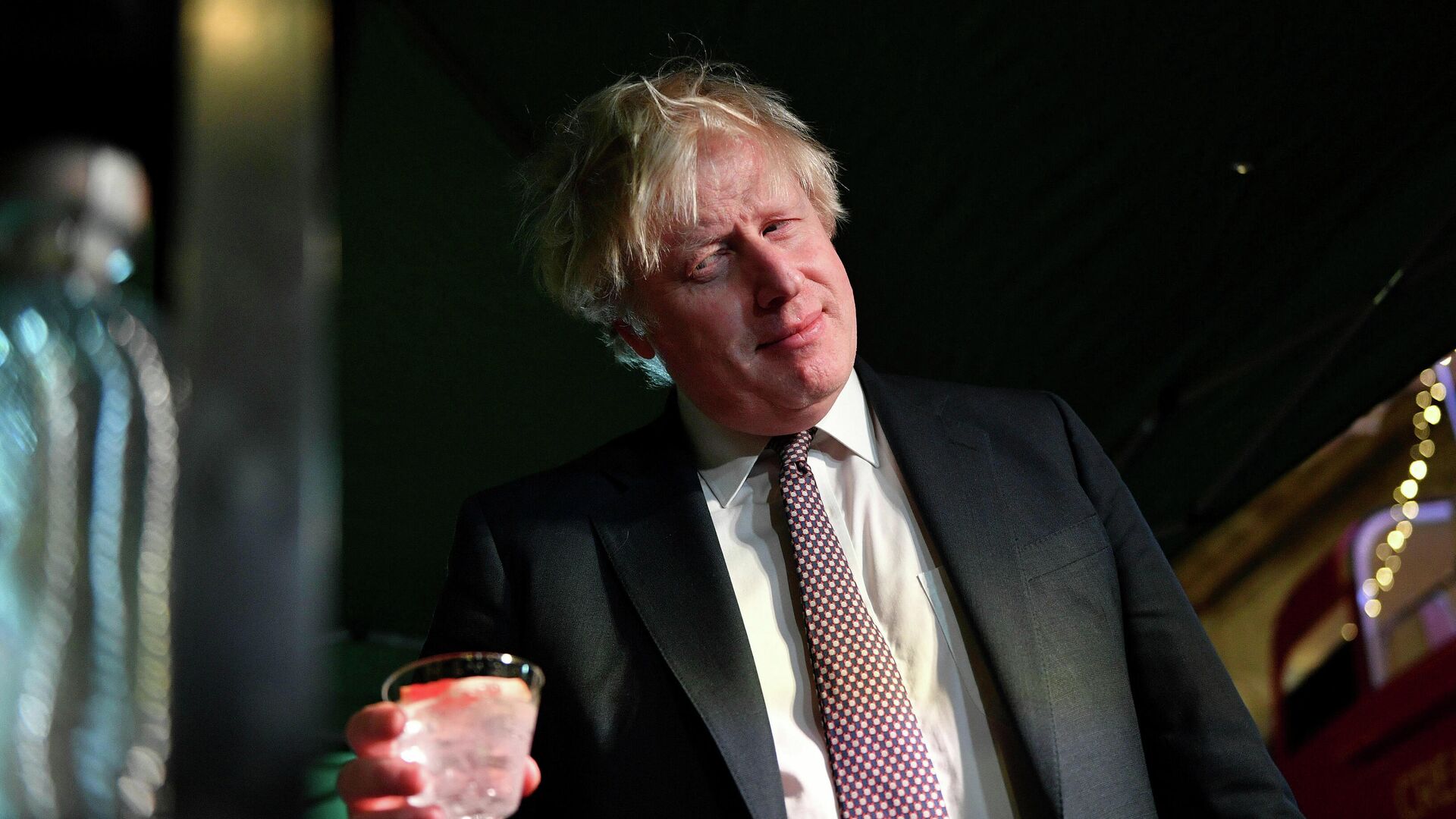 Премьер-министр Великобритании Борис Джонсон на продовольственной ярмарке в резиденции на Даунинг-стрит в Лондоне - Sputnik Азербайджан, 1920, 17.01.2022