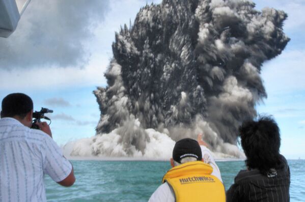 Фотография 2009 года, на которой видно извержение подводного вулкана примерно в Тонге. - Sputnik Азербайджан