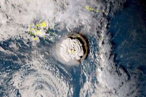 Извержение вулкана Тонга снятое японским спутником Himawari-8 . - Sputnik Азербайджан