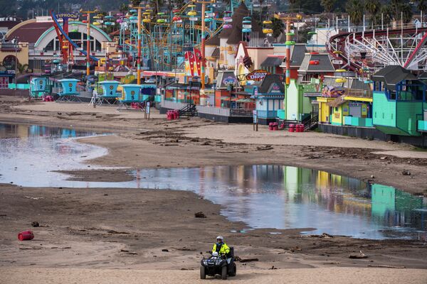 Полицейский патрулирует главный пляж в Санта-Крус, Калифорния. - Sputnik Азербайджан