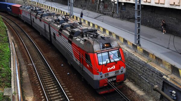 Прибытие грузового поезда к станции  - Sputnik Азербайджан