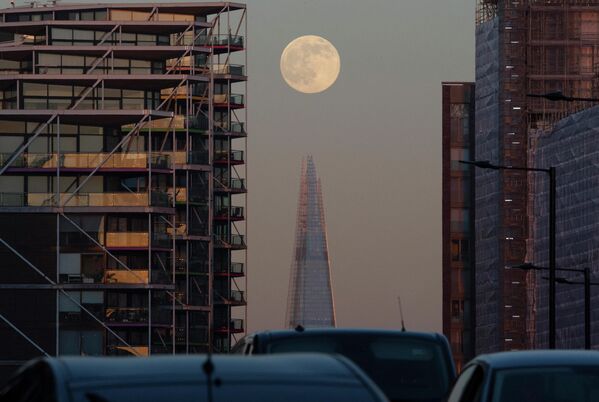 &quot;Волчья луна&quot; восходит за небоскребом в центре Лондона. - Sputnik Азербайджан