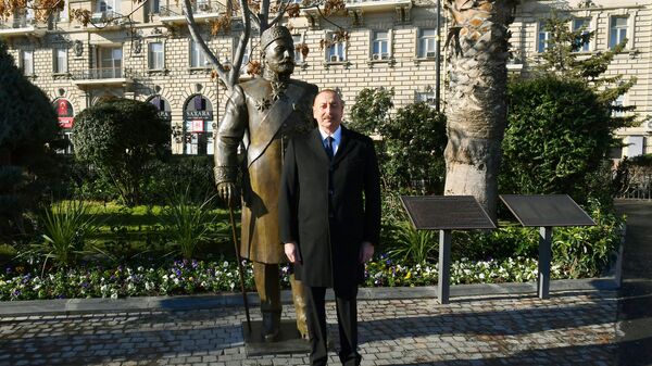 Президент Ильхам Алиев на открытии памятника меценату Гаджи Зейналабдину Тагиеву в центре Баку - Sputnik Азербайджан